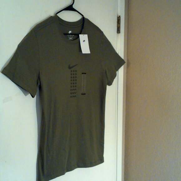 NEW NIKE SPORTSWEAR "Connect 2 Reflective Tee" MEN'S OLIVE T-SHIRT M HQ9246-222 - Picture 5 of 7